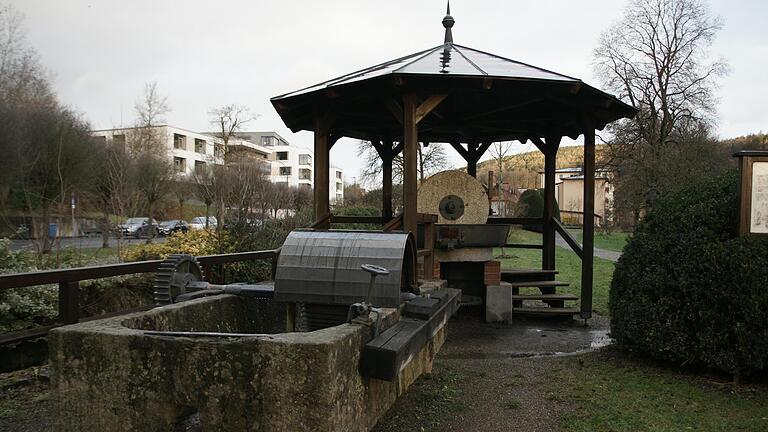 Kollergang (hinten, unter dem Pavillon) und Holländer: Der Tätsch’r-Verein möchte das Umfeld der beiden Mahlwerke aus der Stockpapiermühle zwischen Römershag und Riedenberg attraktiver gestalten.       -  Kollergang (hinten, unter dem Pavillon) und Holländer: Der Tätsch’r-Verein möchte das Umfeld der beiden Mahlwerke aus der Stockpapiermühle zwischen Römershag und Riedenberg attraktiver gestalten.