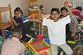Zurück in der Kindheit: In Windeseile haben die Flüchtlingskinder das Spielzimmer in der Verwaltungsgemeinschaft erobert.