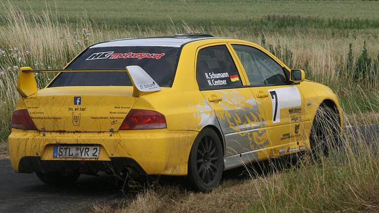 Sie hatten den besten Grip auf den Strecken rund um Sulzdorf: Die Gesamtsieger der 24. ADAC-Grabfeldrallye, Ron Schumann/Nanett Centner, in ihrem Mitsubishi EVO.