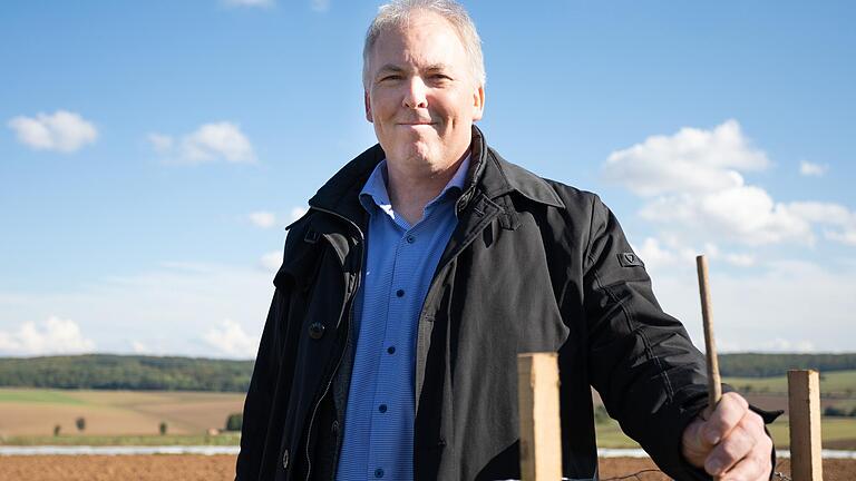 Christian Guschker, Leiter der Initiative Grundwasserschutz bei der Regierung von Unterfranken, sagt zu den Sommer-Dürren: 'Landwirtschaft ohne Wasser funktioniert nicht.' Christian Guschker, Leiter der Initiative Grundwasserschutz bei der Regierung von Unterfranken, sagt zu den Sommer-Dürren: 'Landwirtschaft ohne Wasser funktioniert nicht.'