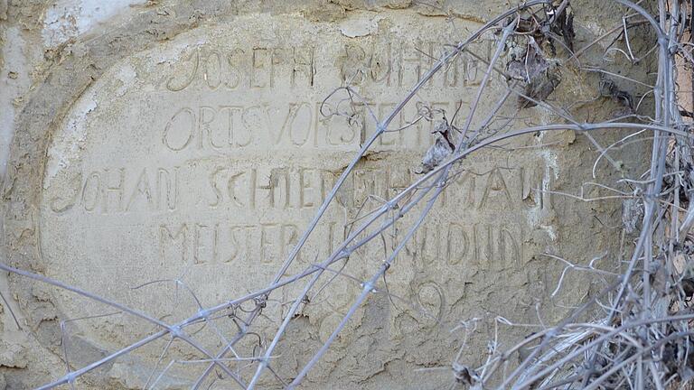 Auf der Tafel am Eingang zu dem einst gut gehenden Landgasthof an der früheren 'Schwarzen Pfütze' wird auf den Erbauer im Jahr 1819 hingewiesen: Der Rohbau wurde unter Ortsvorsteher Josef Bühner vom Nüdlinger Maurermeister Schlereth erstellt. Auf der Tafel am Eingang zu dem einst gut gehenden Landgasthof an der früheren 'Schwarzen Pfütze' wird auf den Erbauer im Jahr 1819 hingewiesen: Der Rohbau wurde unter Ortsvorsteher Josef Bühner vom Nüdlinger Maurermeister Schlereth erstellt.