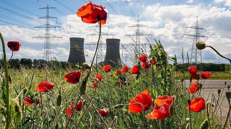 Regionale Politiker hegen Zweifel an der Notwendigkeit einer zusätzlichen Wechselstromtrasse, denn der SuedLink bringt angeblich mehr Strom hierher als einst vom Kernkraftwerk Grafenrheinfeld produziert wurde. Regionale Politiker hegen Zweifel an der Notwendigkeit einer zusätzlichen Wechselstromtrasse, denn der SuedLink bringt angeblich mehr Strom hierher als einst vom Kernkraftwerk Grafenrheinfeld produziert wurde.