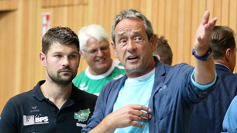 Stellt seine Mannschaft auf einen harten Endspurt ein: Rolf Brack (rechts, hier auf einem Archivbild), der kürzlich die DJK Rimpar Wölfe übernommen hat. Stellt seine Mannschaft auf einen harten Endspurt ein: Rolf Brack (rechts, hier auf einem Archivbild), der kürzlich die DJK Rimpar Wölfe übernommen hat.
