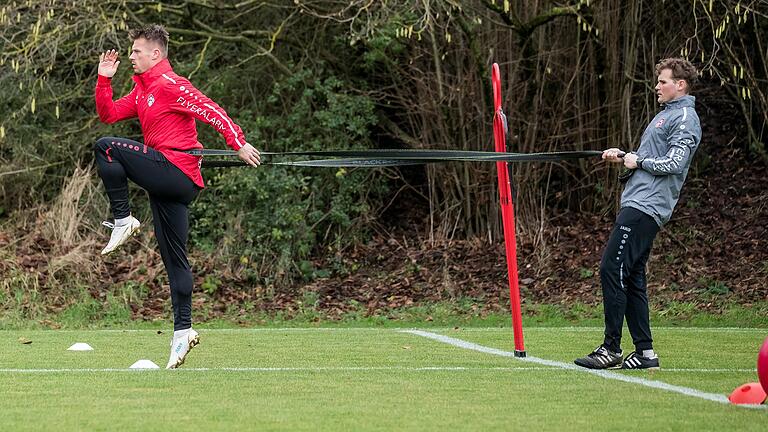 Innerhalb von Deutschland kann Marvin Pourie (links beim Einzeltraining mit Kickers-Athletiktrainer Philipp Kunz) in diesem Winter nicht mehr wechseln. Innerhalb von Deutschland kann Marvin Pourie (links beim Einzeltraining mit Kickers-Athletiktrainer Philipp Kunz) in diesem Winter nicht mehr wechseln.