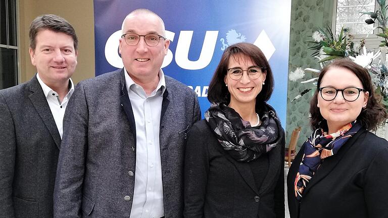 Bürgermeister Andreas Sandwall (Zweiter von links) nach seiner Nominierung mit (von links) Staatssekretär Sandro Kirchner (CSU-Kreisvorsitzender), Ehefrau Tanja Sandwall und der CSU-Ortsvorsitzenden Marion Albert. - Bürgermeister Andreas Sandwall (Zweiter von links) nach seiner Nominierung mit (von links) Staatssekretär Sandro Kirchner (CSU-Kreisvorsitzender), Ehefrau Tanja Sandwall und der CSU-Ortsvorsitzenden Marion Albert. Bürgermeister Andreas Sandwall (Zweiter von links) nach seiner Nominierung mit (von links) Staatssekretär Sandro Kirchner (CSU-Kreisvorsitzender), Ehefrau Tanja Sandwall und der CSU-Ortsvorsitzenden Marion Albert. - Bürgermeister Andreas Sandwall (Zweiter von links) nach seiner Nominierung mit (von links) Staatssekretär Sandro Kirchner (CSU-Kreisvorsitzender), Ehefrau Tanja Sandwall und der CSU-Ortsvorsitzenden Marion Albert.