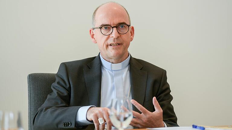 Würzburgs Bischof Franz Jung hat einen Diakon im Zivilberuf für Pfarreiengemeinschaften 'Mittlerer Kahlgrund, Mömbris' und 'Christus Immanuel, Krombach' suspendiert. Würzburgs Bischof Franz Jung hat einen Diakon im Zivilberuf für Pfarreiengemeinschaften 'Mittlerer Kahlgrund, Mömbris' und 'Christus Immanuel, Krombach' suspendiert.