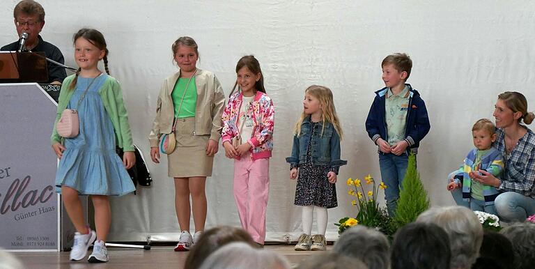 Den Kindern Marie, Leni, Anni, Moritz, Helena und Gustav zwischen sieben Jahren und 13 Monaten hat die Präsentation der Mode von Galeria Kaufhof Würzburg viel Spaß gemacht. Den Kindern Marie, Leni, Anni, Moritz, Helena und Gustav zwischen sieben Jahren und 13 Monaten hat die Präsentation der Mode von Galeria Kaufhof Würzburg viel Spaß gemacht.