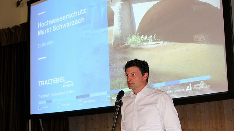 Planer Stefan Reil vom Ingenieurbüro Tractebel Hydroprojekt informierte über den Stand der Planungen für den Schwarzacher Hochwasserschutz. Planer Stefan Reil vom Ingenieurbüro Tractebel Hydroprojekt informierte über den Stand der Planungen für den Schwarzacher Hochwasserschutz.