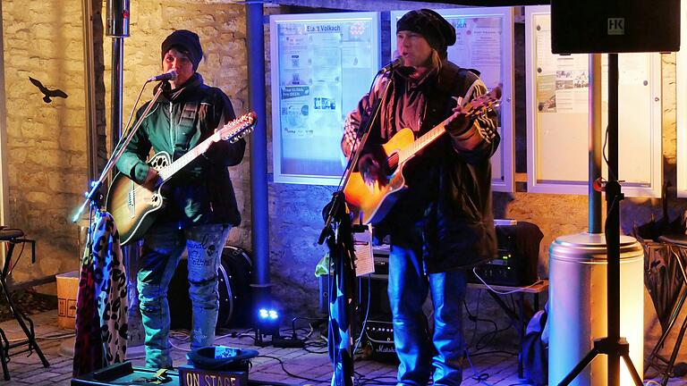 Das Duo Anplagged sorgte bei der Escherndorfer Winternacht mit ihrem Akustik-Rock für beste Unterhaltung. Das Duo Anplagged sorgte bei der Escherndorfer Winternacht mit ihrem Akustik-Rock für beste Unterhaltung.