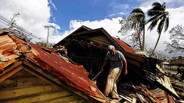 Spur der Verwüstung: Ein Mann steht in Santiago de Cuba in den Trümmern seines Hauses, das durch den Hurrikan „Sandy“ zerstört wurde. Spur der Verwüstung: Ein Mann steht in Santiago de Cuba in den Trümmern seines Hauses, das durch den Hurrikan „Sandy“ zerstört wurde.