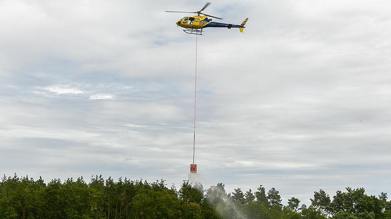 Über dem Zielobjekt wird das Wasser dann aus dem Behälter abgelassen. Über dem Zielobjekt wird das Wasser dann aus dem Behälter abgelassen.