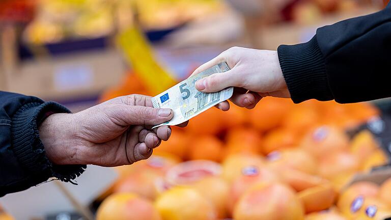 Auf dem Wochenmarkt oder im Laden zahlen viele Menschen hierzulande immer noch gern mit Bargeld – gerade bei kleineren Beträgen. Auf dem Wochenmarkt oder im Laden zahlen viele Menschen hierzulande immer noch gern mit Bargeld – gerade bei kleineren Beträgen.