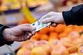 Auf dem Wochenmarkt oder im Laden zahlen viele Menschen hierzulande immer noch gern mit Bargeld – gerade bei kleineren Beträgen.