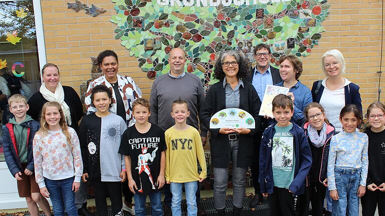 Rektorin Sabina Urban (hinten Vierte von rechts) freute sich über die gelungene Zertifizierung als Biosphärenschule zusammen mit Schulkindern, Elternbeirat, den Vertretern des Biosphärenreservats, Schulamtsdirektorin Inga Palma und Schulverbandsvorsitzenden Thomas Bruckmüller.