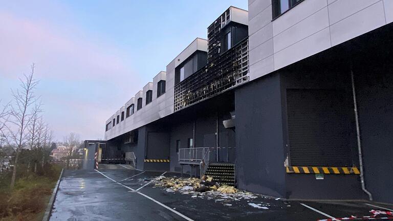 Gebrannt hat es an einem Gebäude in der Rottendorfer Straße in Würzburg, Teile der Fassade mussten von der Feuerwehr zur Brandbekämpfung entfernt werden. Gebrannt hat es an einem Gebäude in der Rottendorfer Straße in Würzburg, Teile der Fassade mussten von der Feuerwehr zur Brandbekämpfung entfernt werden.