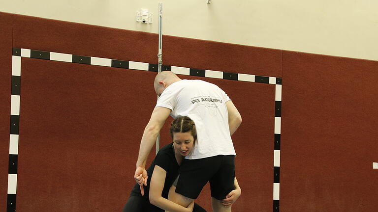 Riccarda Rascher übt den Takedown mit Trainer Philipp Graf       -  Riccarda Rascher übt den Takedown mit Trainer Philipp Graf