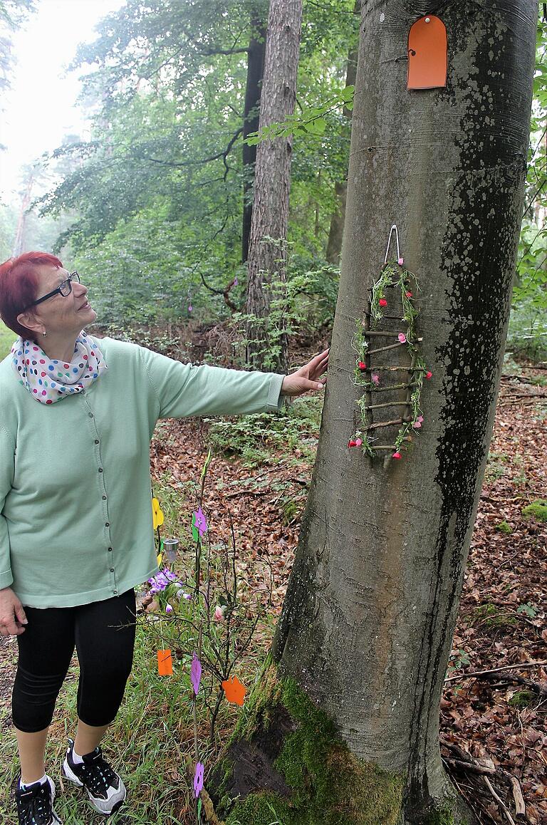 Margot Will am Haus der Elfe Walburga. Margot Will am Haus der Elfe Walburga.
