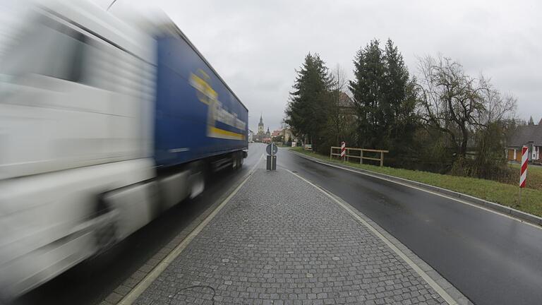 Dass die Umgehung von Saal wegen des hohen Lkw- und Pkw-Aufkommens notwendig ist, darüber gibt es kaum Differenzen. Wohl aber über den geplanten Verlauf der Trasse. Dass die Umgehung von Saal wegen des hohen Lkw- und Pkw-Aufkommens notwendig ist, darüber gibt es kaum Differenzen. Wohl aber über den geplanten Verlauf der Trasse.