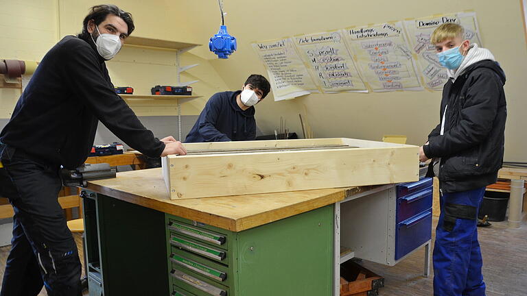 Werkstudent Dennis Klepping (von links) unterstützt die Caritas-Don Bosco-Teilnehmer Emre Can und Leon Haschke zurzeit beim Fertigen von Hochbeeten für das Jakob-Riedinger-Haus. Werkstudent Dennis Klepping (von links) unterstützt die Caritas-Don Bosco-Teilnehmer Emre Can und Leon Haschke zurzeit beim Fertigen von Hochbeeten für das Jakob-Riedinger-Haus.