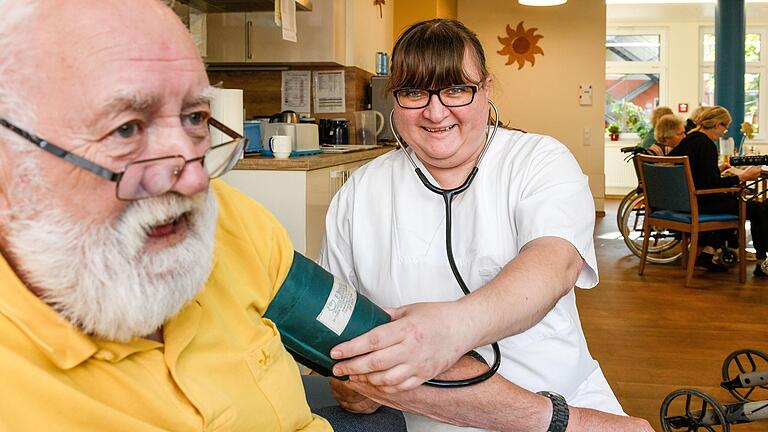 Magda Popov ist im zweiten Lehrjahr an der Berufsfachschule für Pflege der Uniklinik Würzburg. Aktuell ist sie in einer Praxisstation in einem Seniorenzentrum.