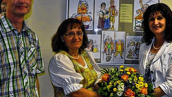 Ein Strauß als Dankeschön: Bürgermeisterin Helga Schmidt-Neder (rechts) überreichte Künstlerin Valentina Harth einen Blumengruß. Links Andreas Brachs, Redaktionsleiter Main-Spessart der Main-Post.Foto: J. JÖRG Ein Strauß als Dankeschön: Bürgermeisterin Helga Schmidt-Neder (rechts) überreichte Künstlerin Valentina Harth einen Blumengruß. Links Andreas Brachs, Redaktionsleiter Main-Spessart der Main-Post.Foto: J. JÖRG