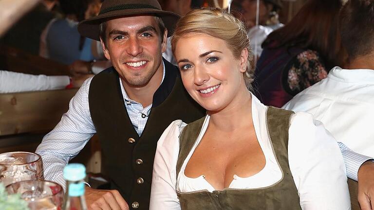 Philipp Lahm und Ehefrau Claudia - Auf dem Oktoberfest: Philipp Lahm und seine Ehefrau Claudia. Das Paar erwartet sein zweites Kind, ein Mädchen. Philipp Lahm und Ehefrau Claudia - Auf dem Oktoberfest: Philipp Lahm und seine Ehefrau Claudia. Das Paar erwartet sein zweites Kind, ein Mädchen.