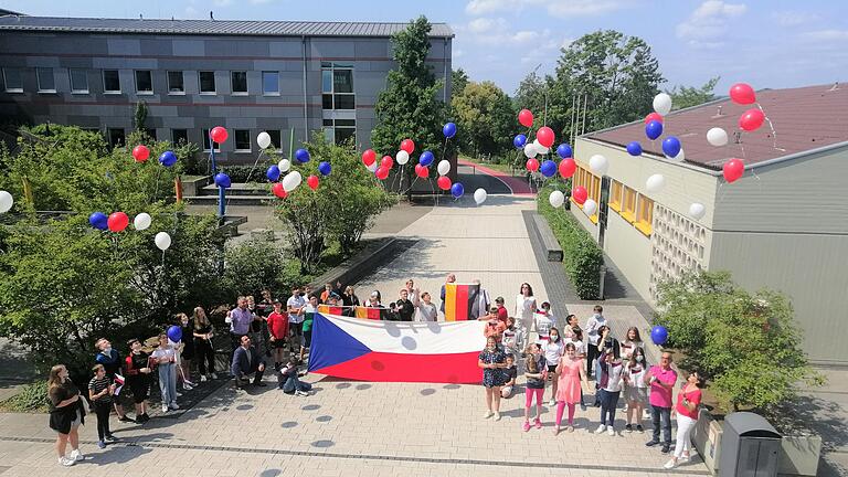 Grüße aus Bad Neustadt nach Bilovec, Schüler der 5. und 6. Jahrgangsstufe lassen zusammen mit den offiziellen Gästen symbolisch Luftballons steigen Grüße aus Bad Neustadt nach Bilovec, Schüler der 5. und 6. Jahrgangsstufe lassen zusammen mit den offiziellen Gästen symbolisch Luftballons steigen