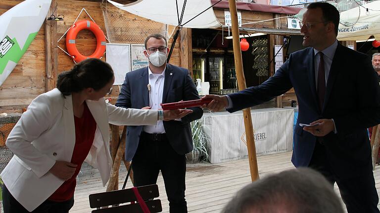 Dorothea Deeg aus der Verwaltungsleitung der Deegenbergklinik gab dem Minister die Anliegen der Rehakliniken vor Ort mit auf den Weg.