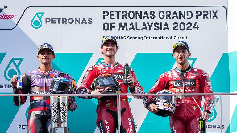 Grand Prix von Malaysia - Francesco Bagnaia (M) und Jorge Martin (l) kämpfen um den WM-Titel in der MotoGP-Serie. Grand Prix von Malaysia - Francesco Bagnaia (M) und Jorge Martin (l) kämpfen um den WM-Titel in der MotoGP-Serie.