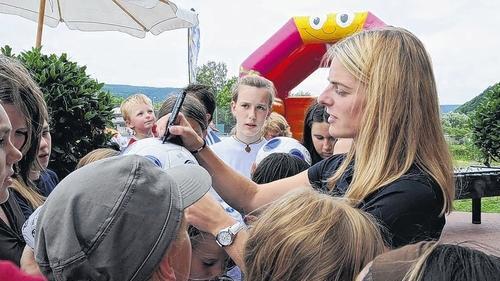 Die Weltmeisterin beim Autogramme schreiben: Nia Künzer kam zum „Tag des Mädchenfußballs“ nach Lohr. Die Weltmeisterin beim Autogramme schreiben: Nia Künzer kam zum „Tag des Mädchenfußballs“ nach Lohr.