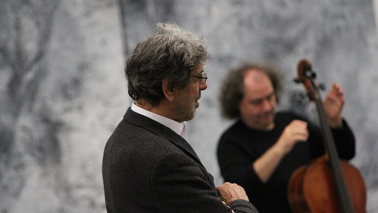 Maler Peter Casagrande äußerte sich spontan über die Wechselwirkung von Klang- und Farbräumen. Im Hintergrund: der Komponist und Cellospieler Gerald Eckert. Maler Peter Casagrande äußerte sich spontan über die Wechselwirkung von Klang- und Farbräumen. Im Hintergrund: der Komponist und Cellospieler Gerald Eckert.