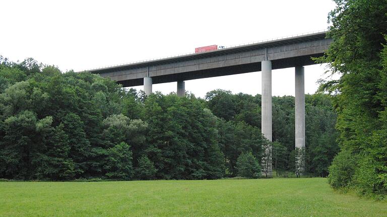 Noch aus den 1960-Jahren stammt die Thulbatalbrücke bei Oberthulba. Sie steht jetzt zur Erneuerung an. Noch aus den 1960-Jahren stammt die Thulbatalbrücke bei Oberthulba. Sie steht jetzt zur Erneuerung an. 