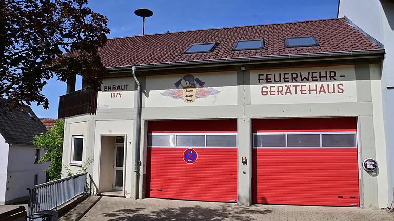 In das Feuerwehrgerätehaus in Gerchsheim soll bald ein neues Fahrzeug einziehen. Der alte Unimog hat dann ausgedient und wird durch ein neues Löschgruppenfahrzeug ersetzt. In das Feuerwehrgerätehaus in Gerchsheim soll bald ein neues Fahrzeug einziehen. Der alte Unimog hat dann ausgedient und wird durch ein neues Löschgruppenfahrzeug ersetzt.