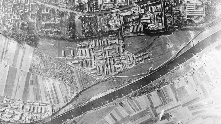 Bei ihren Aufklärungsflügen schoss die US-Luftwaffe Bilder späterer Bomben-Ziele. Auf diesem Foto vom 17. April 1943 sind die Barackenlager Obere Weiden (Mitte) und Mittlere Weiden (links unten direkt am Main) zu erkennen. Bei ihren Aufklärungsflügen schoss die US-Luftwaffe Bilder späterer Bomben-Ziele. Auf diesem Foto vom 17. April 1943 sind die Barackenlager Obere Weiden (Mitte) und Mittlere Weiden (links unten direkt am Main) zu erkennen. 