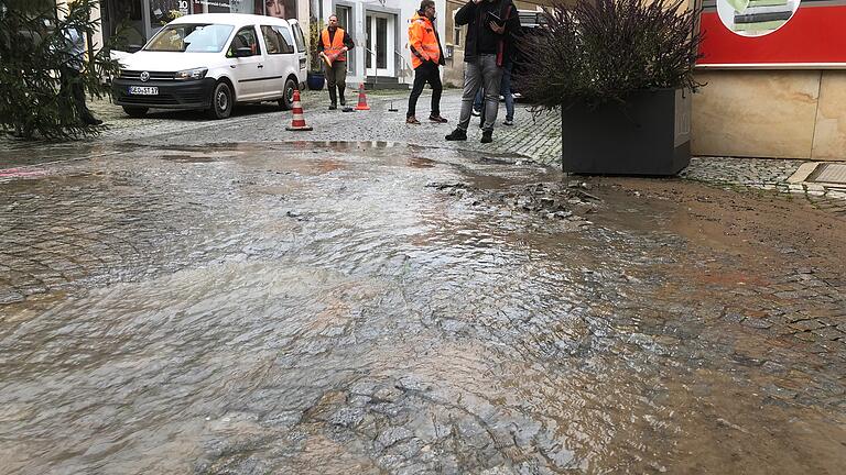 In der Spitalstraße in Gerolzhofen ist es am Mittwochmorgen zu einem massiven Wasserrohrbruch gekommen. In der Spitalstraße in Gerolzhofen ist es am Mittwochmorgen zu einem massiven Wasserrohrbruch gekommen.