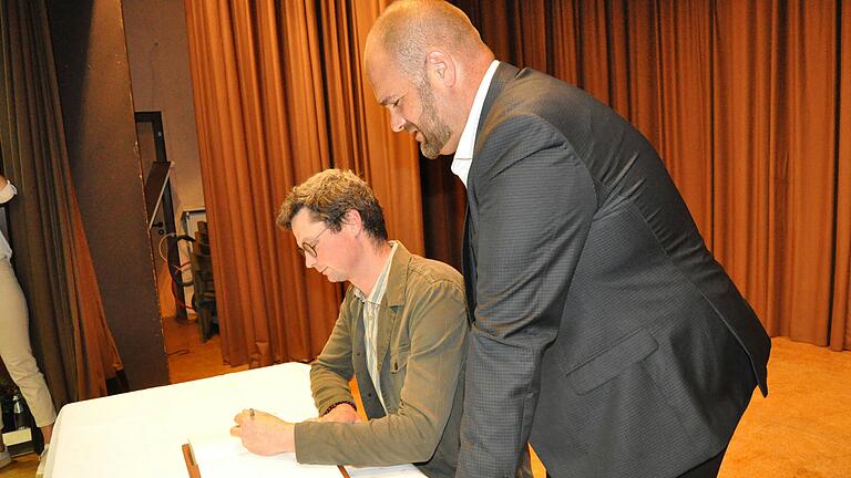 Landwirtschaftsmeister Fabian Liebst schrieb sich unter den Augen von Bürgermeister Stefan Kießner in das Goldene Buch der Gemeinde ein. Landwirtschaftsmeister Fabian Liebst schrieb sich unter den Augen von Bürgermeister Stefan Kießner in das Goldene Buch der Gemeinde ein.