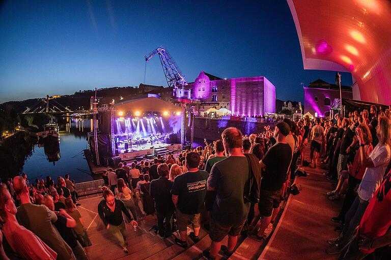 Der Hafensommer im Alten Hafen in Würzburg hat sich im Kulturkalender der Stadt fest etabliert. Der Hafensommer im Alten Hafen in Würzburg hat sich im Kulturkalender der Stadt fest etabliert.