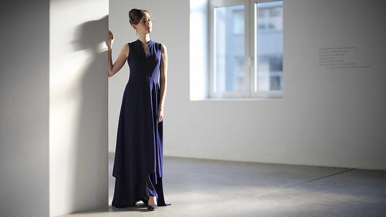 Die Sopranistin Anna Lucia Richter, Luca Pianca (Laute), Vittorio Ghielmi (Viola da Gamba) und Jeremy Joseph (Cembalo) begeisterten im Theater mit Werken von Johann Sebastian Bach. Die Sopranistin Anna Lucia Richter, Luca Pianca (Laute), Vittorio Ghielmi (Viola da Gamba) und Jeremy Joseph (Cembalo) begeisterten im Theater mit Werken von Johann Sebastian Bach.