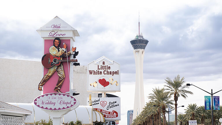 Heiraten in Las Vegas: Mit Elvis vor dem Trau-Altar       -  Die Little White Chapel in Sichtweite des Stratosphere-Towers. Rund 200 Hochzeitskapellen soll in Las Vegas geben.