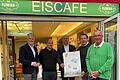 Mit politischem und geistlichem Beistand: Die Eröffnung des Eiscafés Florian in Haßfurt mit (von links) MdL Steffen Vogel, Geschäftsführer Giovanni Russo, Drittem Bürgermeister Berthold Albert, Bassanese-Inhaber Marco Tonin und Diakon Manfred Griebel.