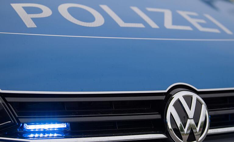 So viel Blaulicht war noch nie in Buchbrunn. Die Polizei rückte mit einem Großaufgebot an, ein Mann wurde schließlich in seinem Haus überwältigt. So viel Blaulicht war noch nie in Buchbrunn. Die Polizei rückte mit einem Großaufgebot an, ein Mann wurde schließlich in seinem Haus überwältigt.