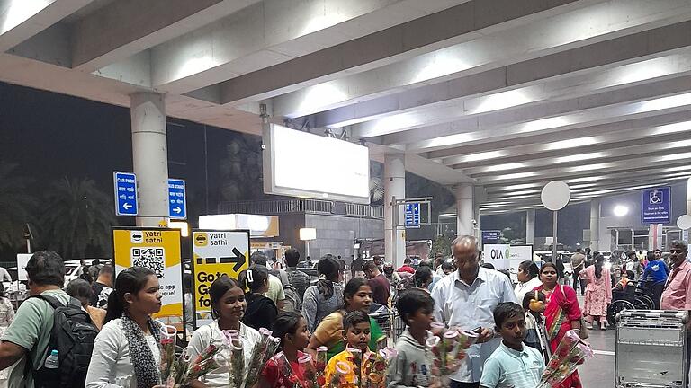 Herzliche Begrüßung: MIt Blumen begrüßten die Patenkinder aus Kalkutta am Flughafen ihre Pateneltern aus Schweinfurt.
