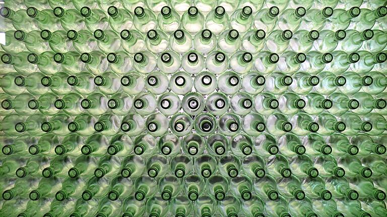 Eine Wand aus Flaschen. Eine Wand aus Flaschen.