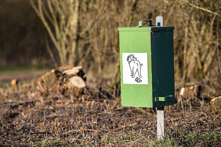 Auch das ist ein Hundeklo. Und zwar zwischen Sandhof und der Ortseinfahrt Ebern im Gewerbegebiet Geussenacker. Auch das ist ein Hundeklo. Und zwar zwischen Sandhof und der Ortseinfahrt Ebern im Gewerbegebiet Geussenacker.