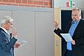 Christoph Spall (rechts) wurde von Bürgermeister Volker Faulhaber als neuer Gemeinderat vereidigt