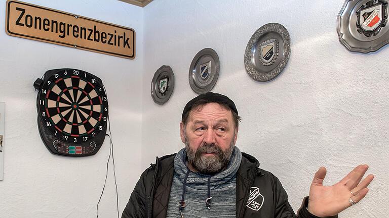 Zonengrenzbezirk war Mühlfeld bis 1990. Die innerdeutsche Grenze verlief in der Nähe des Sportgeländes des TSV, dessen Trainer Eckhard Geiß (im Bild) damals schon war.