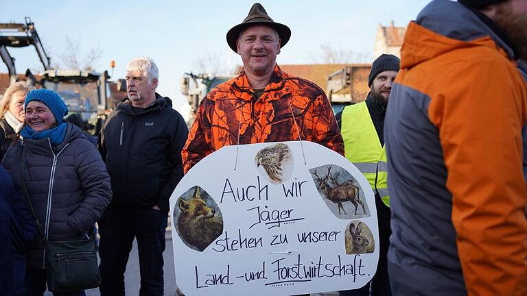 Thorsten Pfister aus Lebenhan ist Jäger und steht nach eigenen Angaben hinter den Forderungen der Landwirte. Er zeigte seinen Unmut bei der Kundgebung in Bad Neustadt. Thorsten Pfister aus Lebenhan ist Jäger und steht nach eigenen Angaben hinter den Forderungen der Landwirte. Er zeigte seinen Unmut bei der Kundgebung in Bad Neustadt.