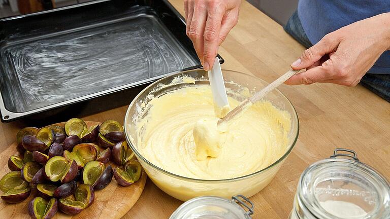 Eine Frau bereitet einen Rührteig vor       -  Es muss nicht unbedingt Hefeteig sein. Auch ein Rührteig eignet sich für Zwetschgen- oder Pflaumenkuchen.