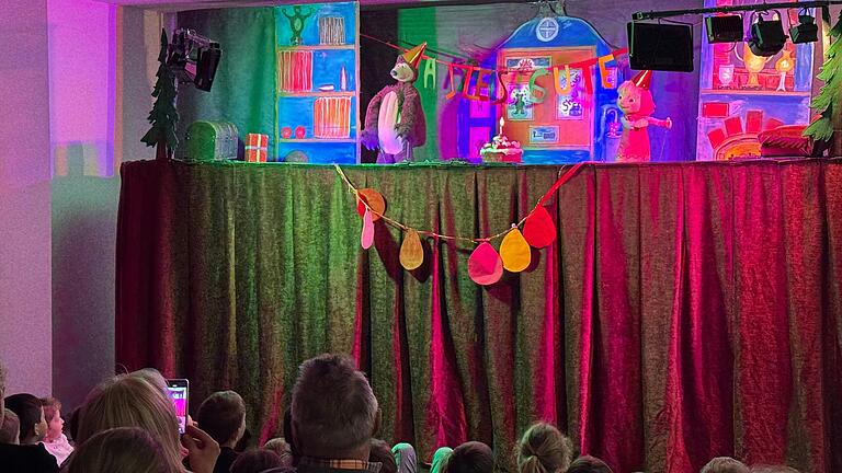 Christian und Georgina Sperlich (Das Puppentheater) spielen 'Mascha und der Bär' im BIZ. Christian und Georgina Sperlich (Das Puppentheater) spielen 'Mascha und der Bär' im BIZ.