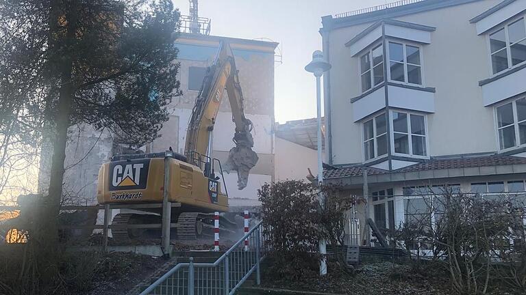 Der Abrissbagger hat ganze Arbeit geleistet und die Verbindung zwischen Nord- und Südflügel des Franziska-Streitel-Altenheims gekappt. Der Abrissbagger hat ganze Arbeit geleistet und die Verbindung zwischen Nord- und Südflügel des Franziska-Streitel-Altenheims gekappt. 